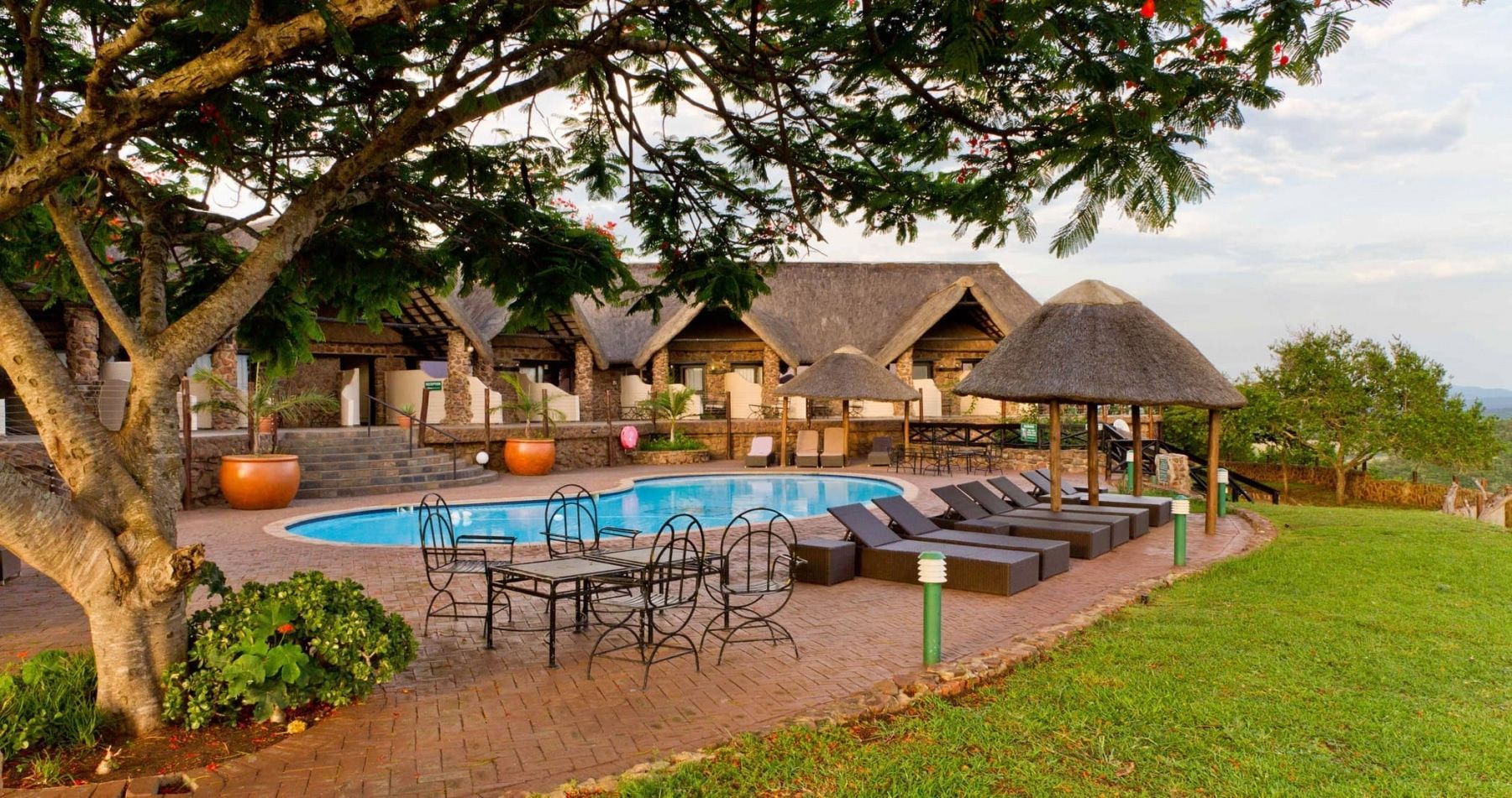 zulu-nyala-safari-game-lodge-facilities-pool-04