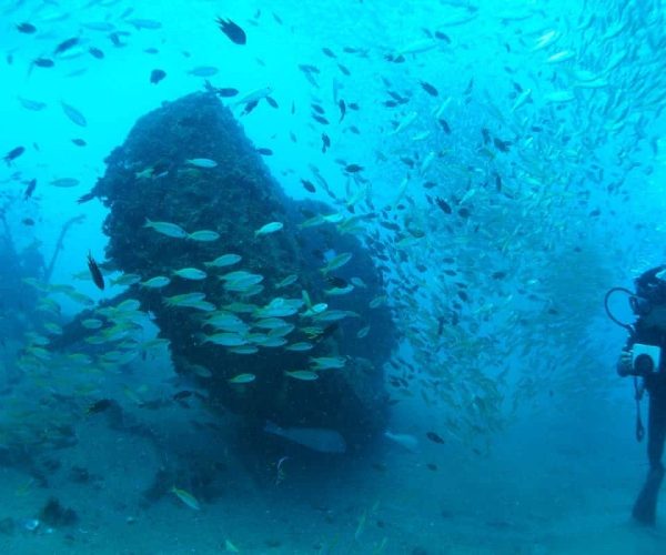 1_Madagascar-Scuba-Nosy-Be-plongeur-epave-bancs-poissons